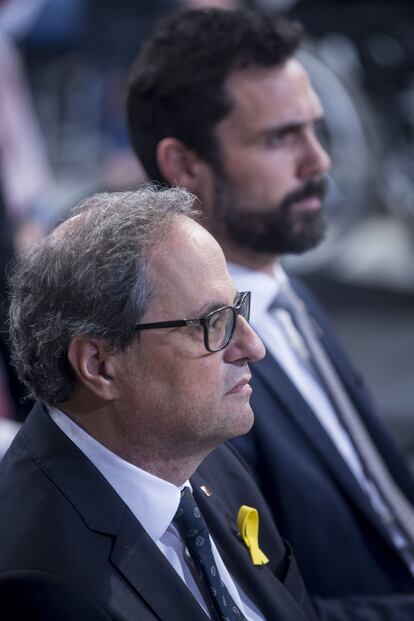 El presidente de la Generalitat, Quim Torra (i), y el del Parlament de Cataluña, Roger Torrent (d), durante el acto de toma de posesion del nuevo Govern que se celebra en el Palau de la Generalitat.
