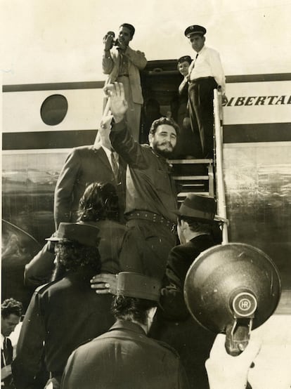 Fidel Castro embarca rumo a Brasília, no aeroporto de Congonhas, em São Paulo. Depois de uma permanência de 14 horas em São Paulo, o líder da revolução cubana iria se reunir com o então presidente da República, Juscelino Kubitschek, que o convidou para conhecer a futura capital do país. (Foto de 30/04/1959)