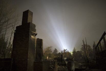 Las ruinas de una casa tras un incendio forestal en Middletown, California (EE UU). Las llamas han arrasado las poblaciones de Middletown y Cobb.