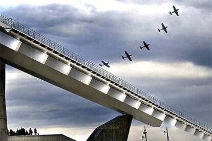 Unos aviones, en la exhibición de ayer, cruzando el cielo por encima del parque del Fórum.