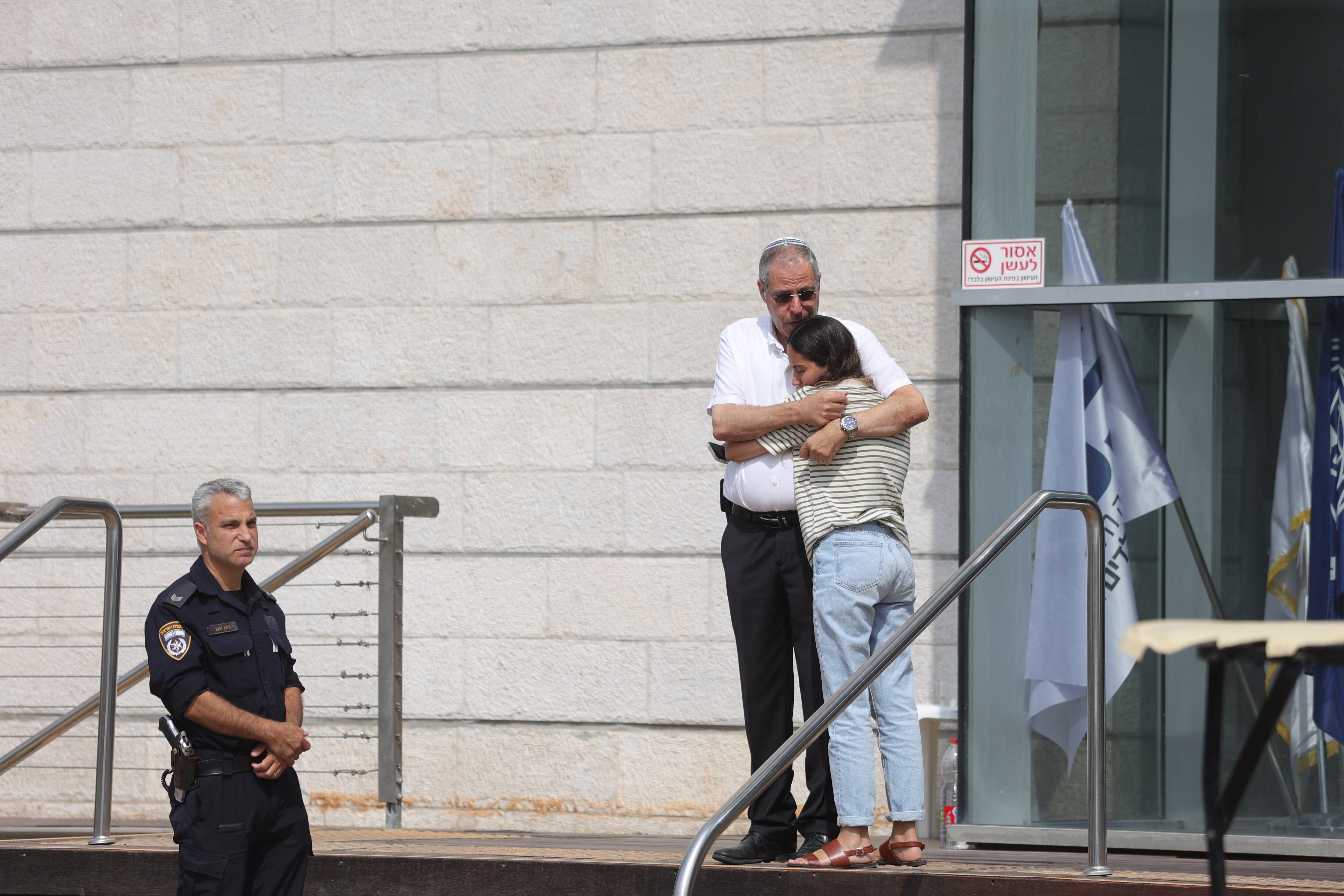 Entrada al centro de desaparecidos y secuestrados montado cerca del aeropuerto israelí de Ben Gurión, este lunes.