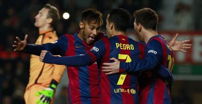Messi celebra uno de sus goles junto a Neymar y Pedro.