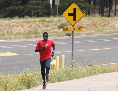 Guor Marial se entrena en una carretera de Flagstaff, en Arizona