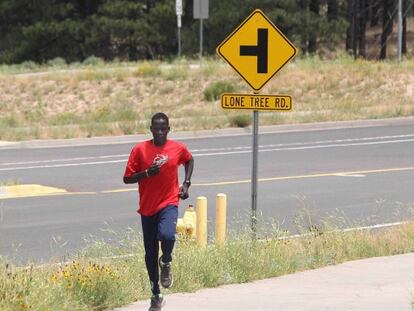 Guor Marial se entrena en una carretera de Flagstaff, en Arizona