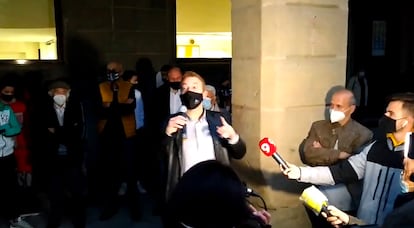 Captura de video en la que el dimitido alcalde de Manlleu, Àlex Garrido, se dirige a las personas concentradas ante el ayuntamiento para mostrarle su apoyo.