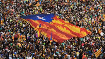 Los manifestantes sujetan una enorme estelada en el centro de Barcelona. 