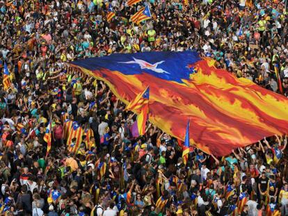 Los manifestantes sujetan una enorme estelada en el centro de Barcelona. 