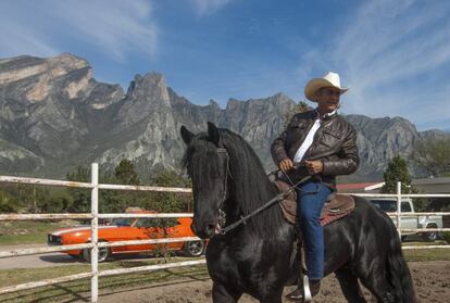 El Bronco monta su caballo Hurac&aacute;n en su casa de Garc&iacute;a, Nuevo Le&oacute;n.