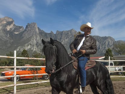 El Bronco monta su caballo Huracán en su casa de García, Nuevo León.
