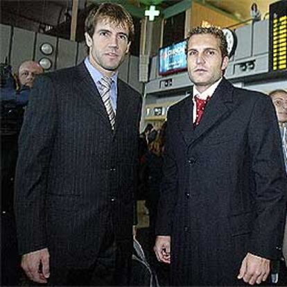 Albelda y Baraja, ayer en el aeropuerto de Manises, de Valencia, antes de viajar a Oslo.