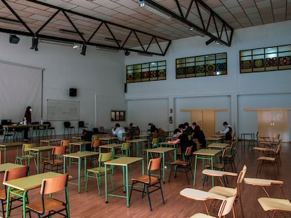 Alumnos gallegos asisten a una clase en el antiguo auditorio del centro escolar, reconvertido en aula.