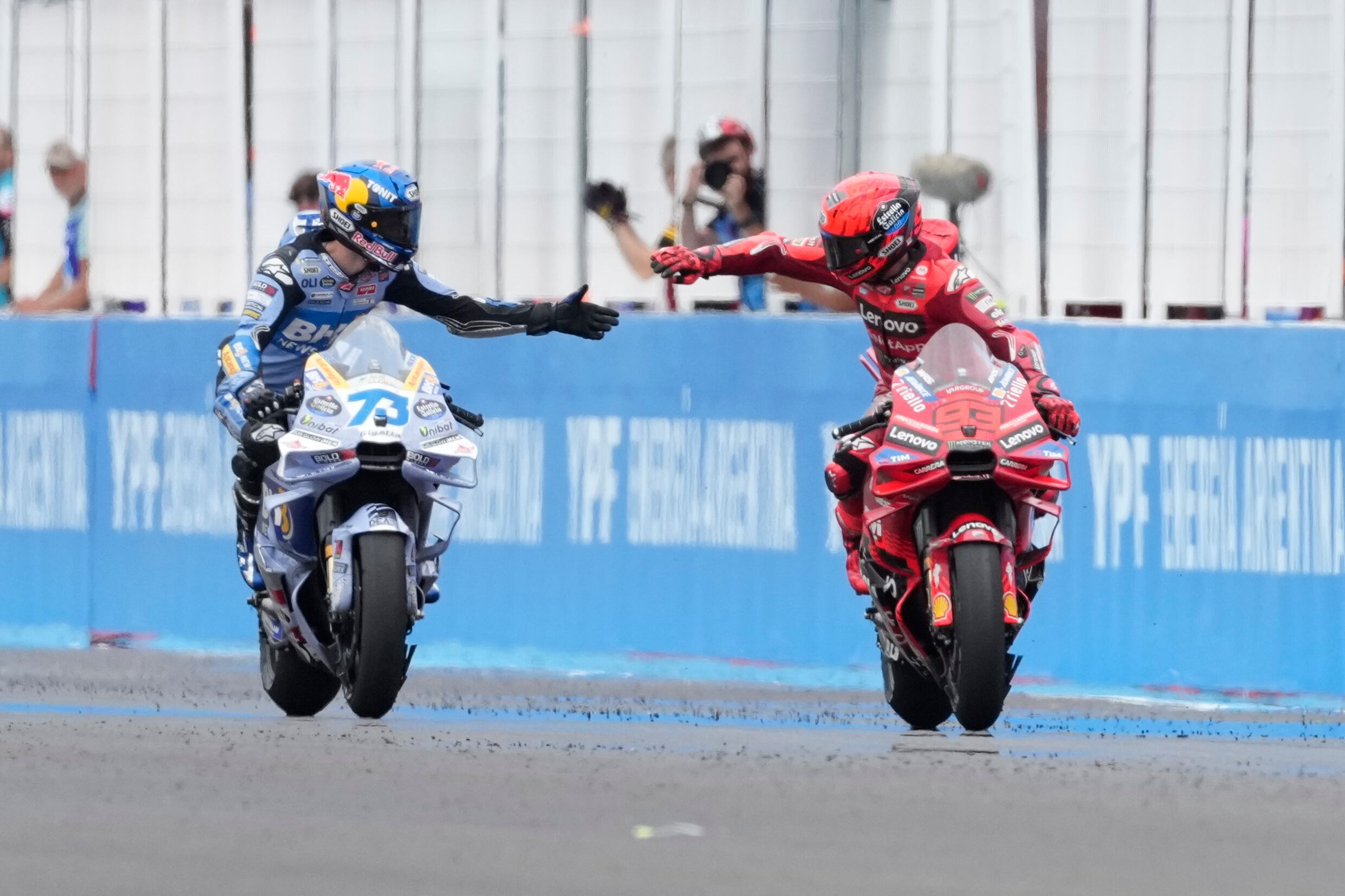 Marc Márquez gana el GP de Argentina e iguala a Ángel Nieto