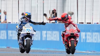 Marc Márquez y Alex Márquez tras ganar el GP de Argentina este domingo.