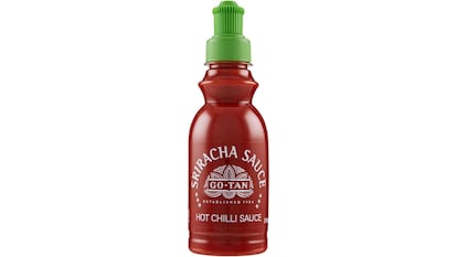 Envase de salsa sriracha Go-Tan, de 215 ml.