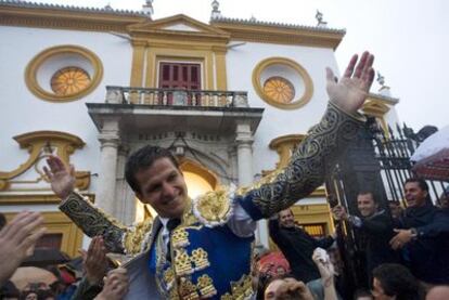 El Juli sale a hombros por la Puerta del Príncipe de La Maestranza.