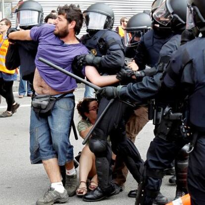 Decenas de personas han resultado hoy heridas leves cuando los Mossos d'Esquadra han cargado contra los 'indignados'