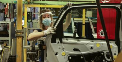 Trabajadora en la línea de producción de Ford en Almussafes.