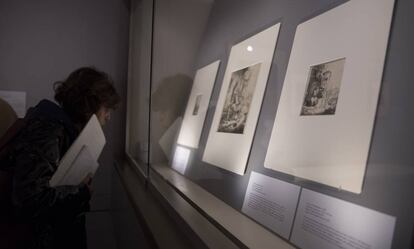 Una visitante en 'Rembrandt, Obra gráfica', muestra del Museo Lázara Galdiano.