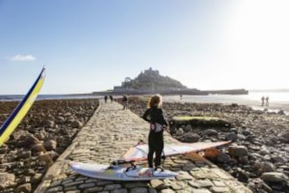 Una windsurfista preparando su equipo en la isla de St Michael's, en el extremo suroeste de Reino Unido.