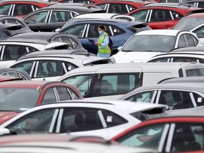 Una trabajadora de Ford camina entre automóviles aparcados en el exterior de la planta en Almussafes (Valencia). 