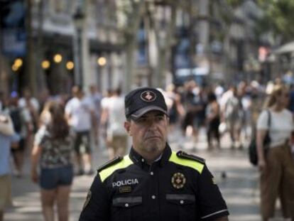 El guàrdia urbà Joaquín Ortiz va regalar la seva gorra al fill d un policia belga que va perdre la seva mare en l atemptat