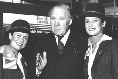 Lord King of Wartnaby, junto a dos azafatas de British Airways.