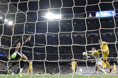 Andrea Agnelli, presidente del Juventus, se mostró "orgulloso" de la actuación del cuadro juventino en el Santiago Bernabéu. En la imagen, Benatia desequilibra a Lucas Vázquez en el área de la Juventus ante la presencia de Buffon.