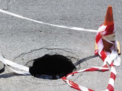 Un socav&oacute;n en una carretera. Los socavones son responsables de muchos pinchazos y reventones.