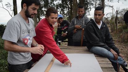 Lucas y Lia trabajan junto a los 'meninos' de la Vila para delimitar un campo de fútbol en las áreas comunes de la favela.