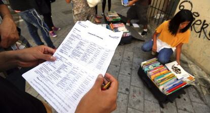 Venta de libros de texto de segunda mano en los alrededores de la calle Libreros de Madrid.