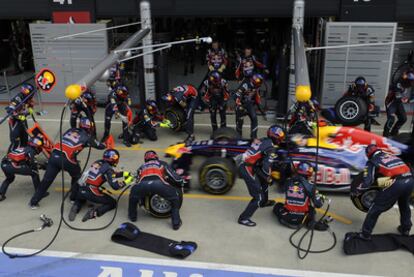 Los mecánicos de Red Bull, durante un cambio de ruedas en el Gran Premio de Gran Bretaña, en el circuito de Silverstone.