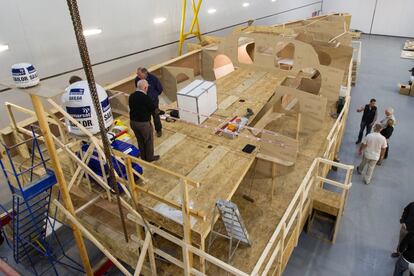 El trabajo comienza a partir de la construcción de una maqueta del barco a tamaño real hecha en madera. Los expertos trabajan sobre ella para asegurarse de que todos los componentes que se añadirán posteriormente se adecúan al diseño del barco.