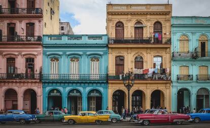 Exterior del restaurante Los Nardos (edificio verde de la izquierda), en La Habana Vieja.
