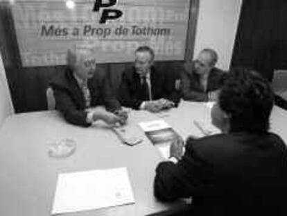 B 37589 - 23/10/2000 - Color - Jorge Fernandez Diaz y Josep Piqué inauguran la Oficina Parlamentaria del P.P. en Catalunya - Foto : Tejederas -