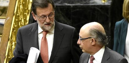 El presidente del Gobierno en funciones Mariano Rajoy (i) y el ministro de Hacienda en Funciones Crist&oacute;bal Montoro al t&eacute;rmino del primer pleno ordinario del Congreso de la legislatura. EFE/Fernando Villar