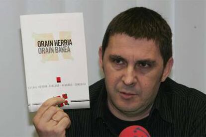 Arnaldo Otegi muestra el documento de Batasuna <i>El pueblo ahora. La paz ahora.</i>