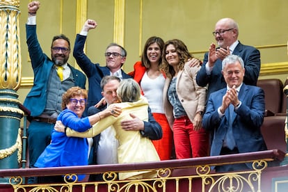 Pleno en el Congreso para la aprobación de la Ley de Amnistía, el 30 de mayo. En primera fila, la exconsejera de la Generalitat de Catalunya, Dolors Bassa; el presidente de ERC, Oriol Junqueras; y la expresidenta del Parlament, Carme Forcadell, tras la aprobación de la ley. 