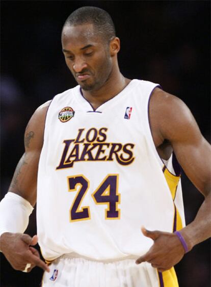 Kobe Bryant luce la camiseta de Los Lakers.