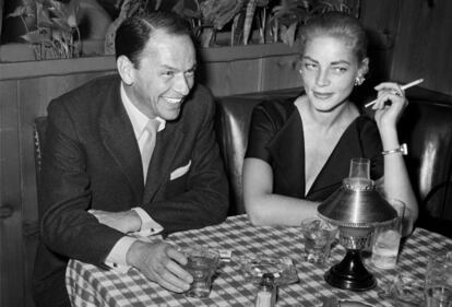 Bacall y Sinatra, quienes mantuvieron una breve relación tras la muerte de Bogart, en un bar de Hollywood en 1957.