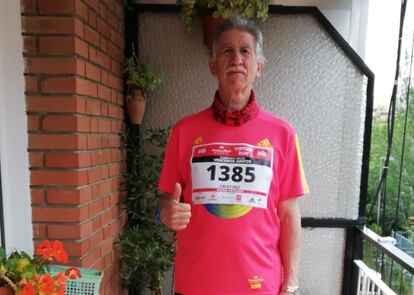 Cristino Sandoval, de 66 años, en la terraza de siete metros de su piso de Madrid en la que hoy ha corrido los 42 km del maratón
