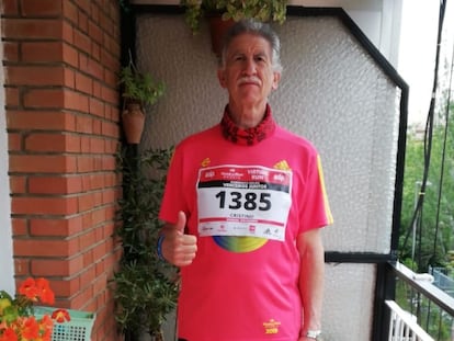 Cristino Sandoval, de 66 años, en la terraza de siete metros de su piso de Madrid en la que hoy ha corrido los 42 km del maratón