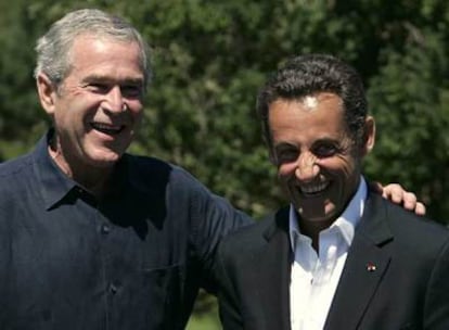 El presidente estadounidense George W. Bush posa con su homólogo francés, Nicolas Sarkozy, ayer en Kennebunkport.