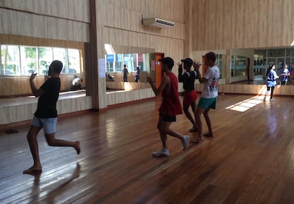 Jovens dançam em unidade do Cuca, rede de centros culturais e esportivos, no bairro do Mondubim, em Fortaleza.