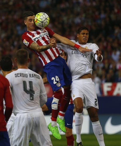 Jose Gimenez remata a puerta ante Varane