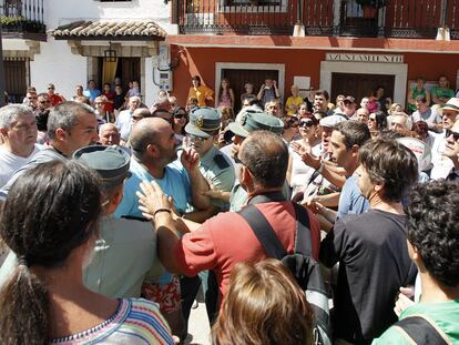 La Guardia Civil media entre los dos grupos enfrentados ayer en Poyales del Hoyo.