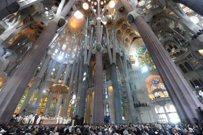 El papa Benedicto XVI oficia la misa celebrada en la basílica de la Sagrada Familia de Barcelona.