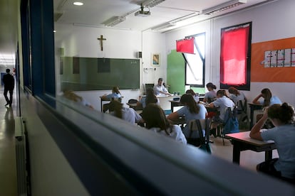 Clase de niñas del colegio Reial Monestir de Santa Isabel, de los Legionarios de Cristo, en Barcelona.