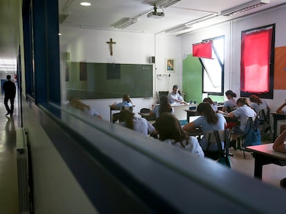 Clase de niñas del colegio Reial Monestir de Santa Isabel, de los Legionarios de Cristo, en Barcelona.