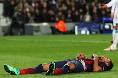 Neymar se queja en el suelo durante el Bar&ccedil;a-City. 