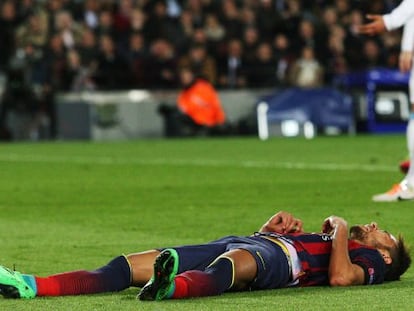 Neymar se queja en el suelo durante el Barça-City.